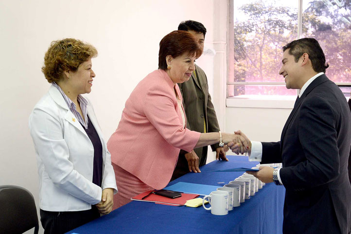 Concepción Sánchez Ravelo entregó reconocimientos al personal docente que participó en la reacreditación de calidad de la Facultad de Enfermería