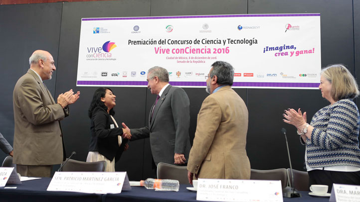 Yhorleni Álvarez Pérez fue felicitada por los senadores integrantes de la comisión de la convocatoria “Vive conCiencia” 2016 (foto: www.comunicacion.senado.gob.mx)