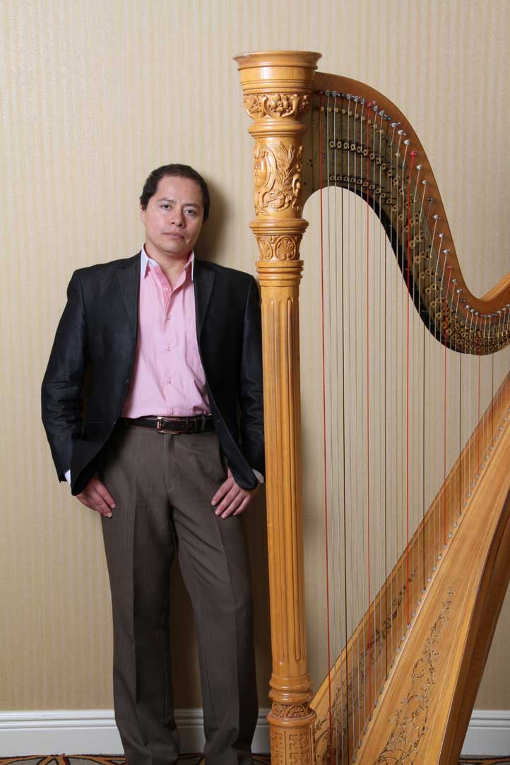 Baltazar Juárez, arpista principal en la Orquesta Sinfónica Nacional de México