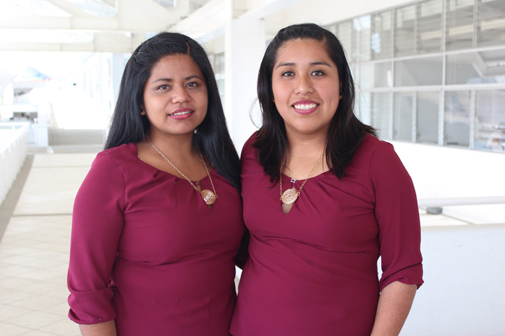 Nadia Abigail Hernández Ortiz y Flor Itzel Páez Nepomuseno, alumnas de la Facultad de Pedagogía de la UV