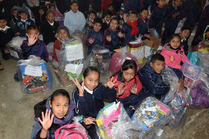 En el municipio de Ixhuacán de los Reyes, el Voluntariado de la UV favoreció a 300 niños con la entrega de juguetes