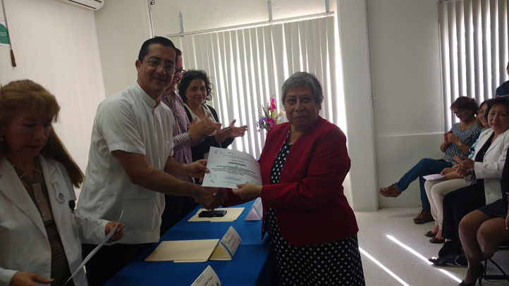 Guadalupe Gaytán Romero, del Centro de Entrenamiento y Educación Especial, recibiendo la certificación