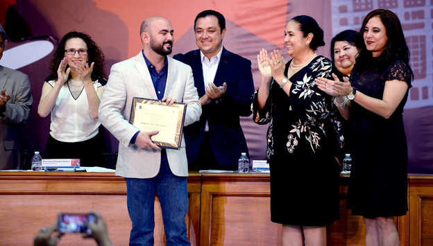 El dramaturgo premiado, Felipe de Jesús Villarreal García, con autoridades de la UV y la UANL
