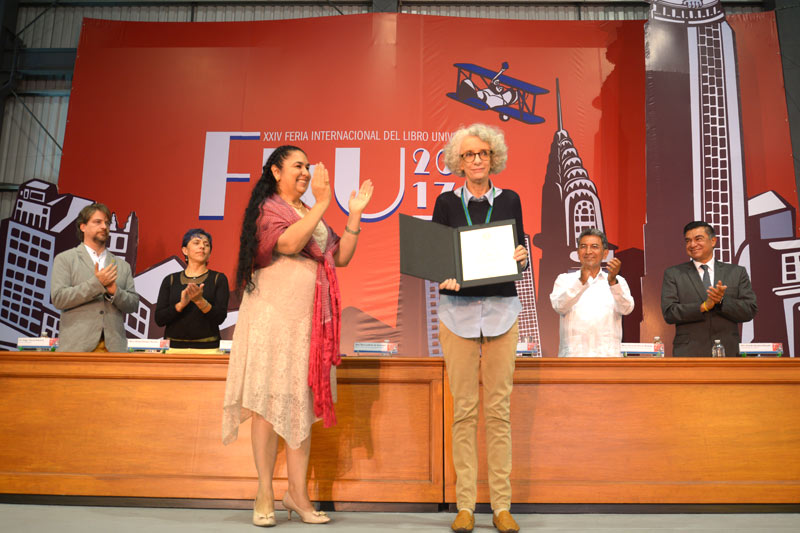 La rectora Sara Ladrón de Guevara entregó a Marta Lamas la Medalla al Mérito Universidad Veracruzana