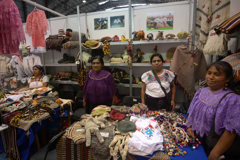 Las mujeres artesanas de la sierra de Zongolica exhiben prendas de lana elaboradas, principalmente, en telar de cintura
