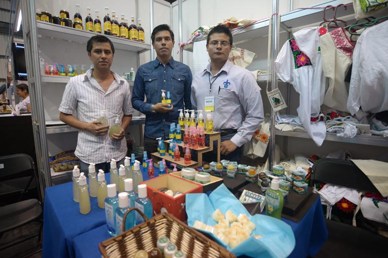 Universitarios emprendedores exhiben diversos productos de higiene