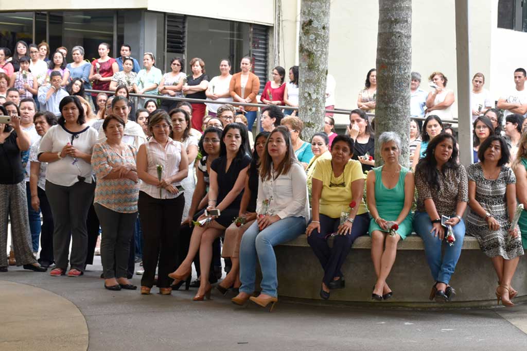 En el Día de las Madres, la rectora Sara Ladrón de Guevara se reunió con universitarias que trabajan en oficinas centrales de la Universidad