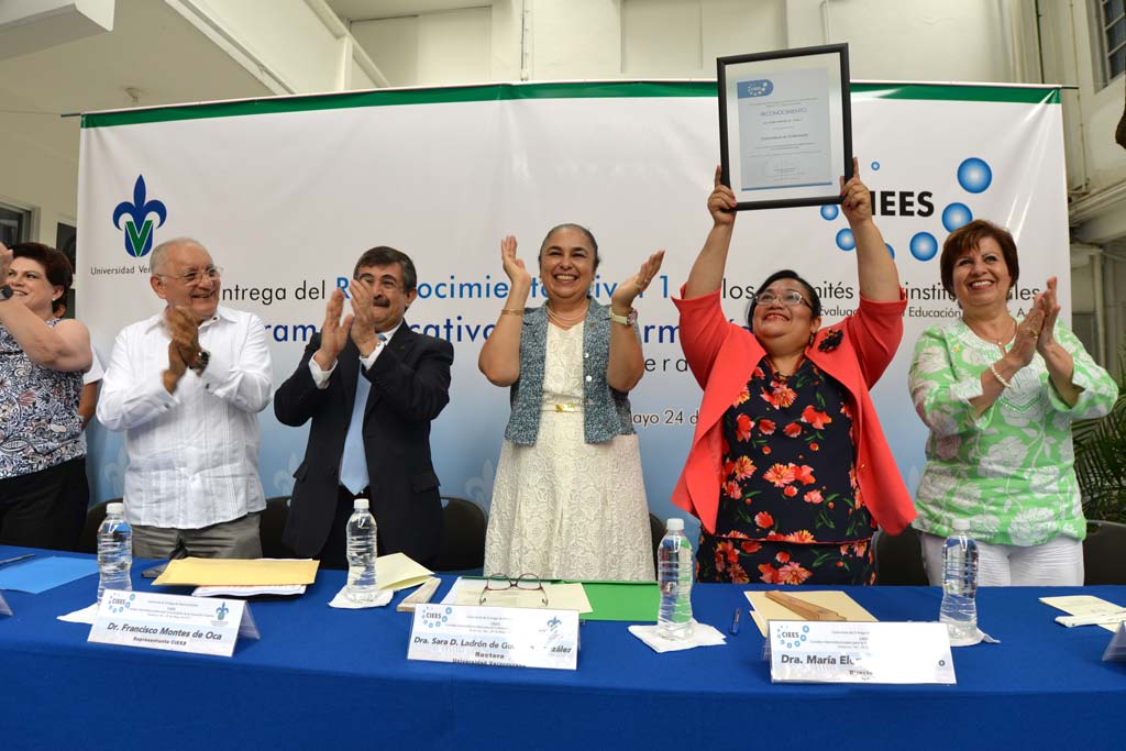 La directora de la facultad, María Elena Ruiz, recibió el reconocimiento de manos de la rectora Sara Ladrón de Guevara
