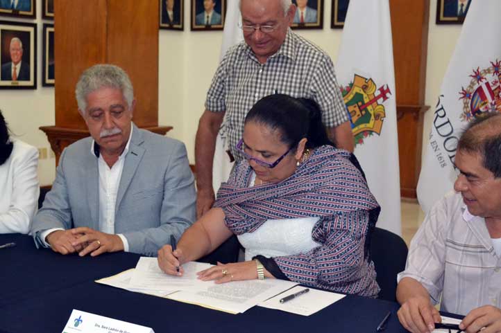 La Rectora Sara Ladrón de Guevara durante la firma, al lado del alcalde Tomás Ríos Bernal