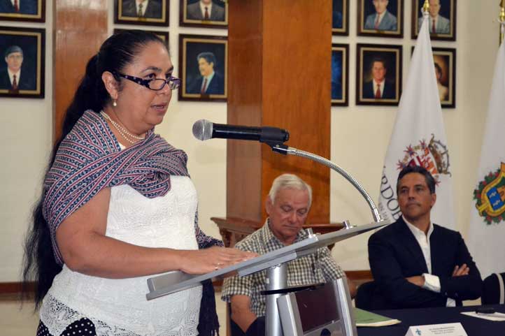 La rectora Sara Ladrón de Guevara durante su alocución