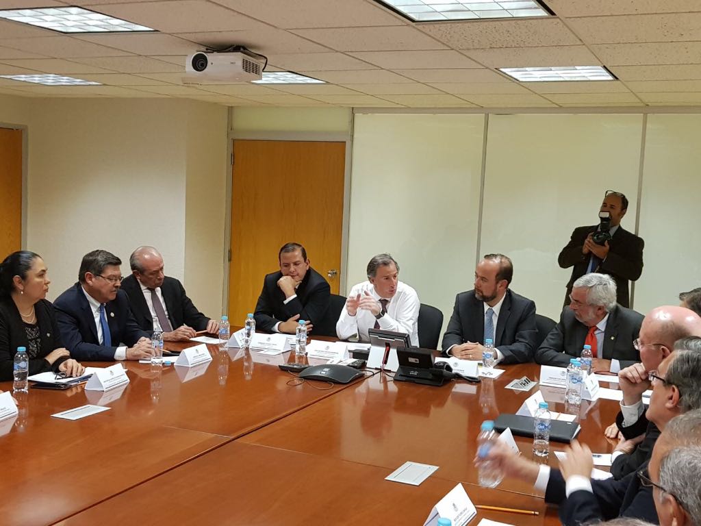 Miembros del Consejo Nacional de ANUIES y otros rectores, en reunión con el secretario de Hacienda, José Antonio Meade