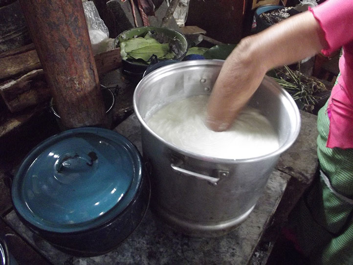 De forma tradicional, una persona muestra el proceso de elaboración del queso